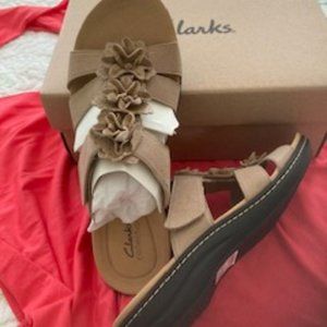 brand new Clarks Laurieann Judi sand and gold tone